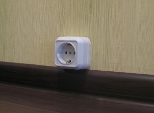Розетка над плинтусом