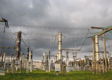 Вид небольшого фрагмента открытого распределительного устройства подстанции 330 кВ