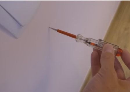 Использование индикаторной отвертки для поиска скрытой проводки