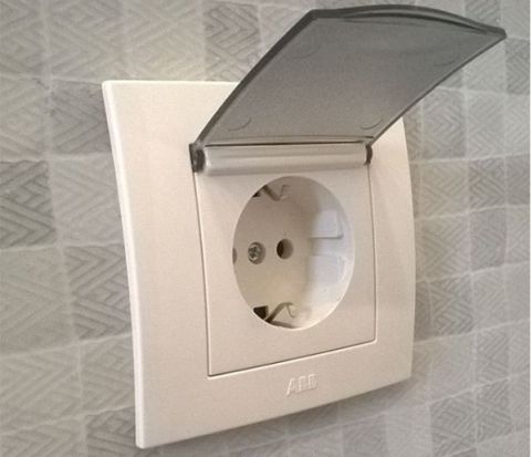 Белые классические розетки с крышкой