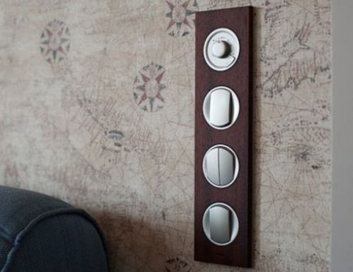 Выключатели Legrand Celiane в деревянной рамке цвета венге
