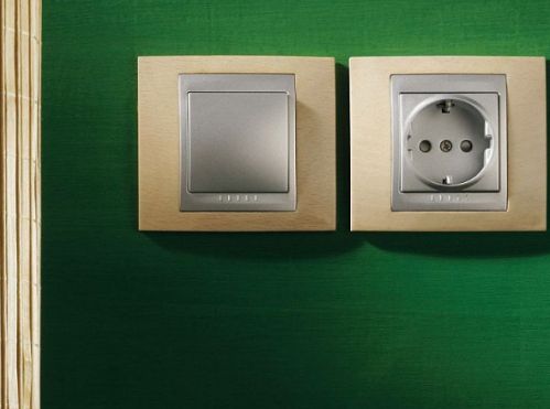 Schneider Electric Unica Top с рамками из дерева