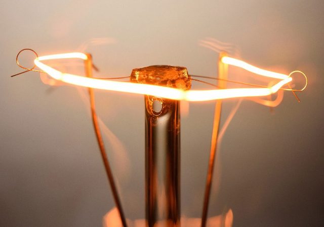Как рассчитать температуру нити лампы накаливания в номинальном режиме 