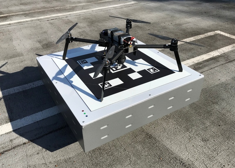 Дрон, оснащенный бортовым зарядным устройством WiBotic OC-251, установлен на WiBotic PowerPad (передатчик TR-301 в корпусе)