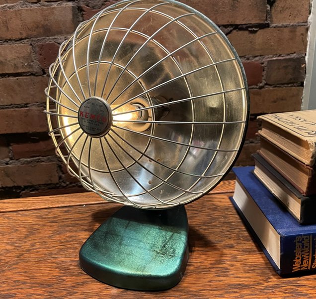 Старинный обогреватель с лампой накаливания KemCo Space Heater 1940-х годов