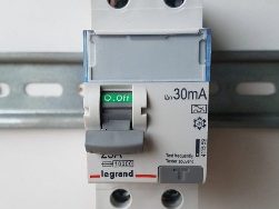 Устройство защитного отключения (УЗО)